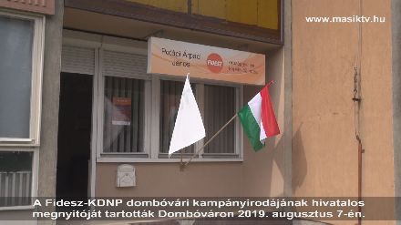 Megnyitottk a Fidesz-KDNP dombvri kampnyirodjt.